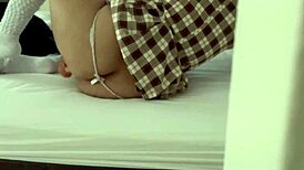 hijastra cachonda de uniform escolar llega y juega con su coño hasta que su padrastro la pilla y la folla duro