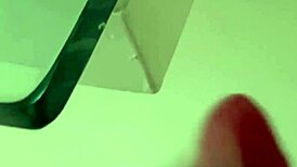 hijastra cachonda de uniform escolar llega y juega con su coño hasta que su padrastro la pilla y la folla duro