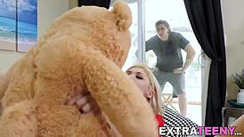 娇小金发Sia Lust深喉后狗爬硬干颜射